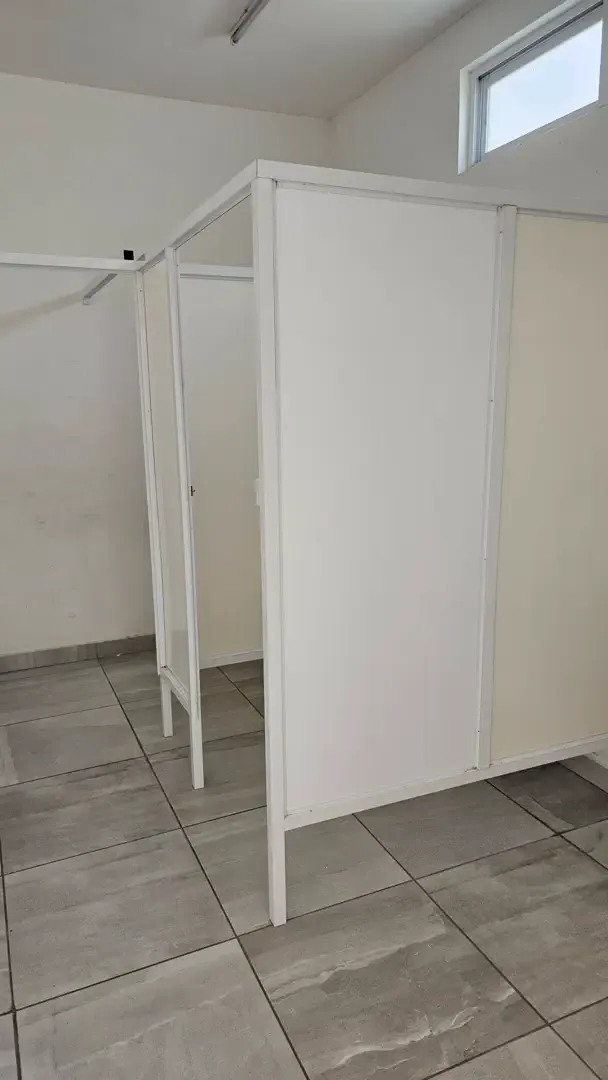 Reparación de Mampara de baño de hombres